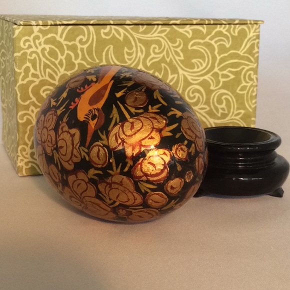 ๐ Vintage Wood Lacquer Egg On Stand Flowers Red Gold - Picture 6 of 9